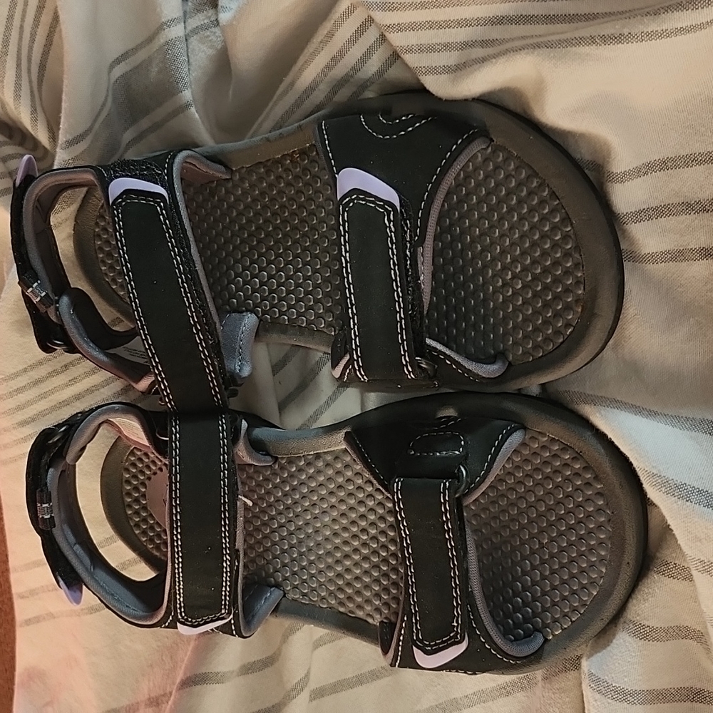 Fabulous condition khombu sandals